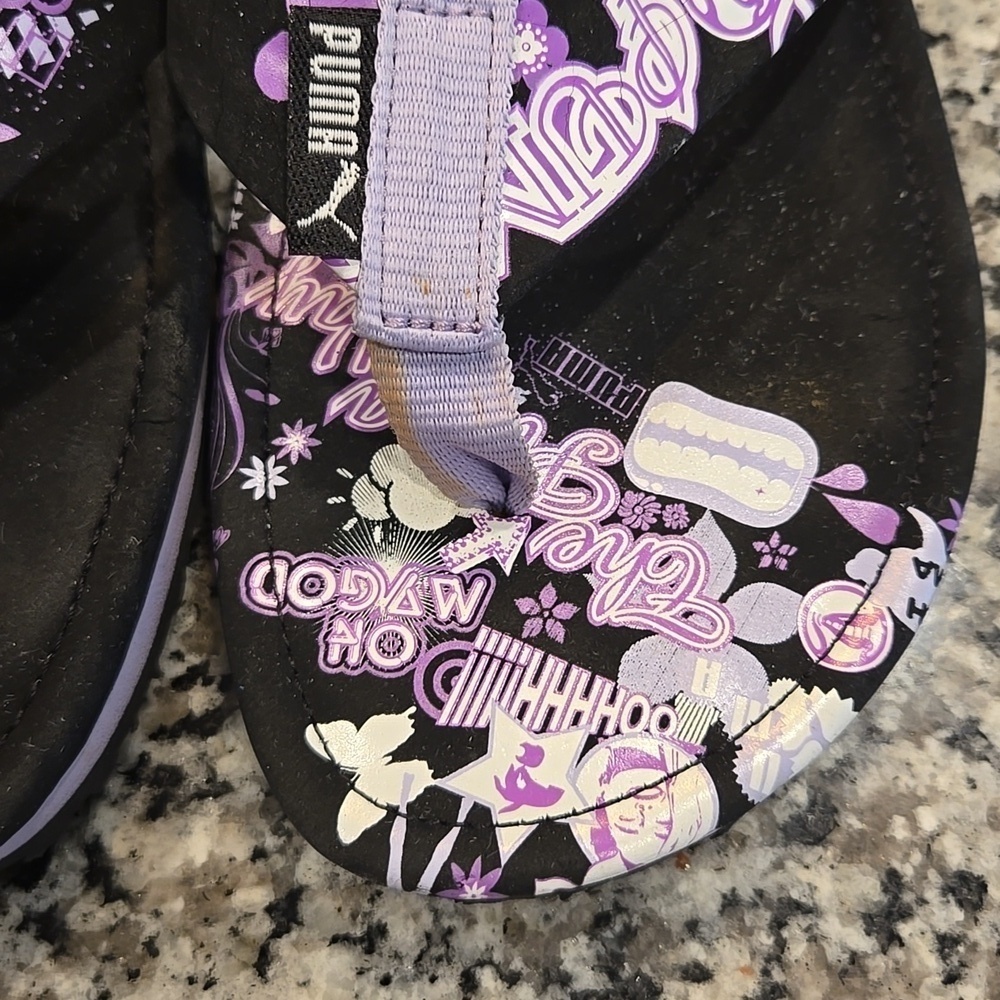 PUMA BLACK AND PURPLE FLORAL LOGO PRINT THONG FLIP-FLOPS. SIZE 7. - Picture 9 of 9